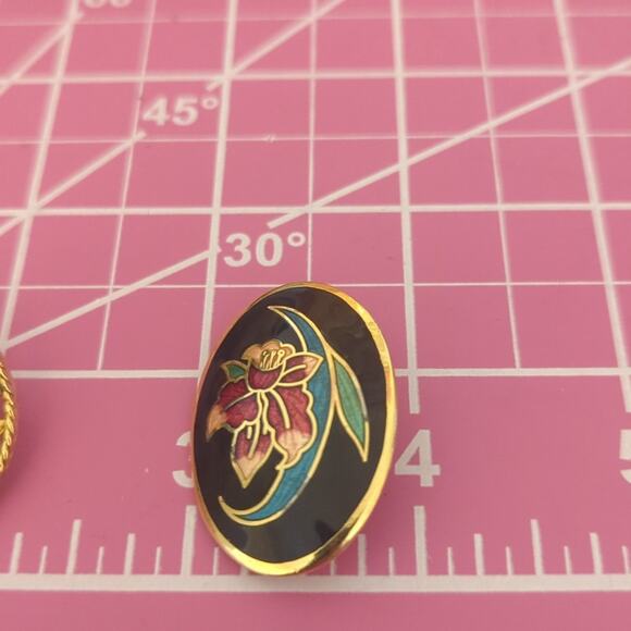 Three Pair Gold Tone Vintage Clip On/Screw Back Earrings - Picture 8 of 10